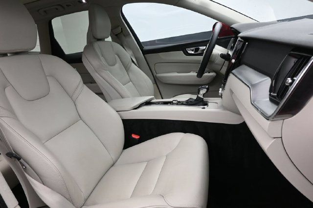 Used 2019 Volvo XC60 T5 Momentum w/ Multimedia Package FWD image 33