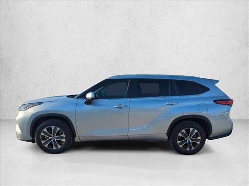 Used 2023 Toyota Highlander XLE FWD image 5