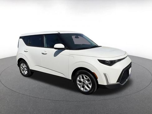 Used 2025 Kia Soul LX w/ LX Technology Package image 2
