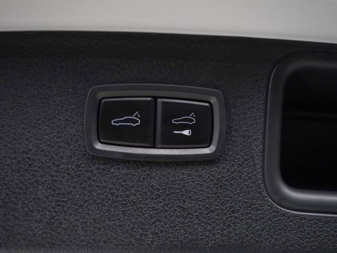 Used 2025 Porsche Macan image 14