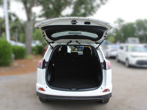 Used 2018 Toyota RAV4 LE FWD image 9
