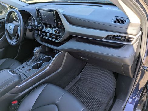 Used 2022 Toyota Highlander XLE image 25