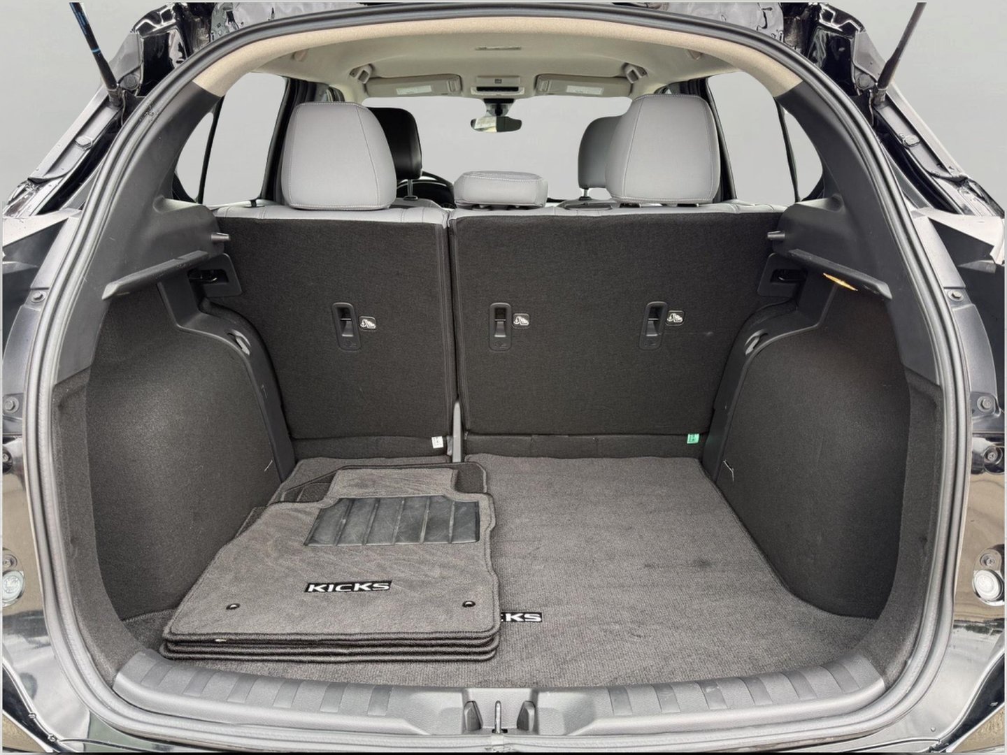 Used 2023 Nissan Kicks SR w/ SR Premium Package FWD image 16