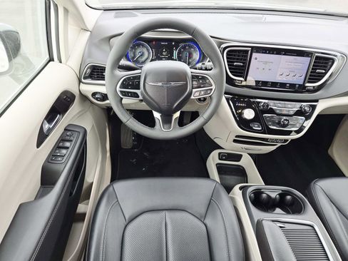 Used 2024 Chrysler Pacifica Touring-L image 11