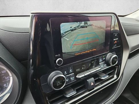 Used 2023 Toyota Highlander LE image 14