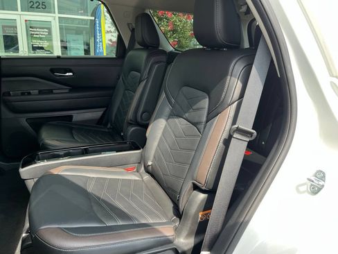 Used 2024 Nissan Pathfinder Platinum AWD/4WD image 16