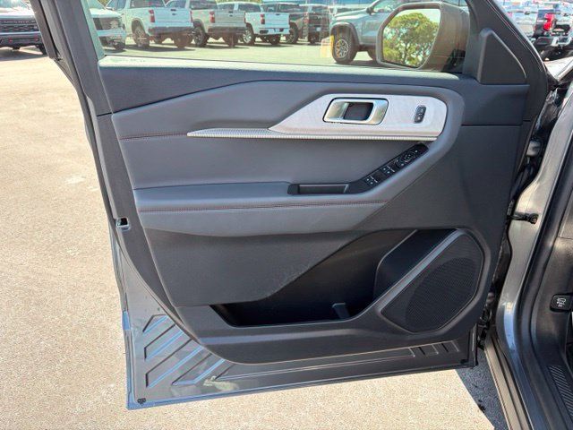 Used 2025 Ford Explorer Active w/ Active Comfort Package RWD image 12