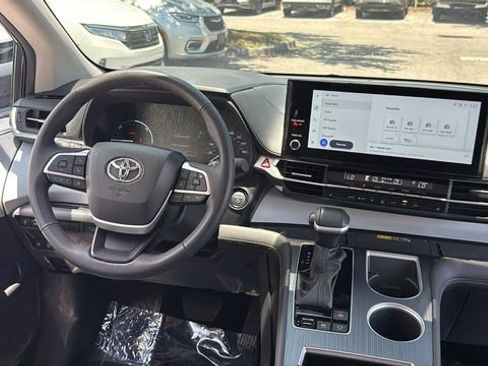 Used 2025 Toyota Sienna XLE FWD image 14