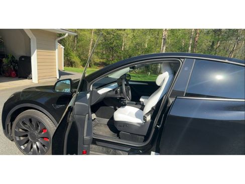 Used 2024 Tesla Model Y Performance AWD/4WD image 5