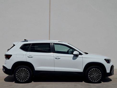 New 2025 Volkswagen Taos SE image 3