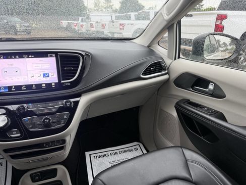 Used 2023 Chrysler Pacifica Touring-L FWD image 19