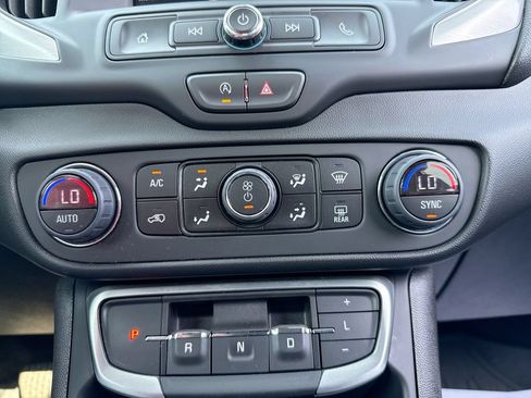 Used 2024 GMC Terrain SLE w/ Driver Convenience Package FWD image 19