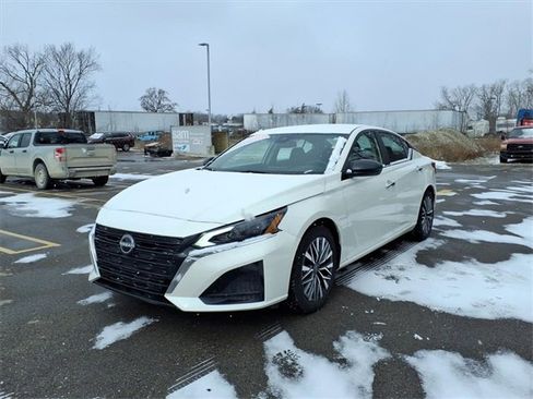 Used 2024 Nissan Altima 2.5 SV image 3