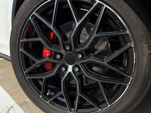 Used 2022 Tesla Model Y Performance AWD/4WD image 9