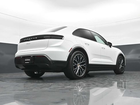 Certified 2025 Porsche Macan Electric RWD image 40