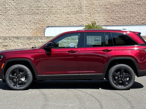 New 2025 Jeep Grand Cherokee Laredo image 6