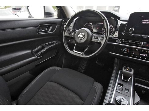 Used 2023 Nissan Pathfinder SV w/ SV Premium Package image 11