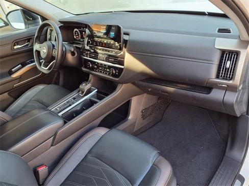 Certified 2024 Nissan Pathfinder Platinum image 30