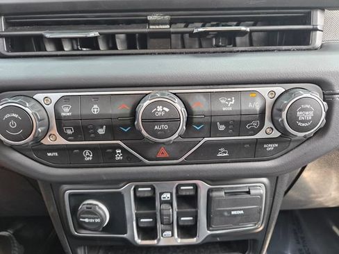 Used 2025 Jeep Wrangler Unlimited Sahara AWD/4WD image 25
