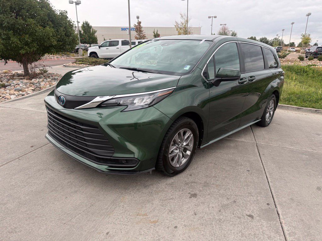 Used 2025 Toyota Sienna LE AWD/4WD image 3