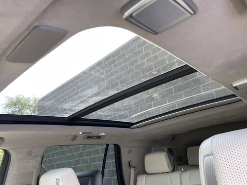 Used 2022 Cadillac Escalade Premium Luxury Platinum image 28