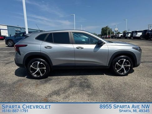 Used 2024 Chevrolet Trax RS w/ Driver Confidence Package FWD image 2