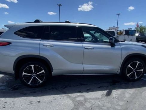 Used 2022 Toyota Highlander XSE AWD/4WD image 9
