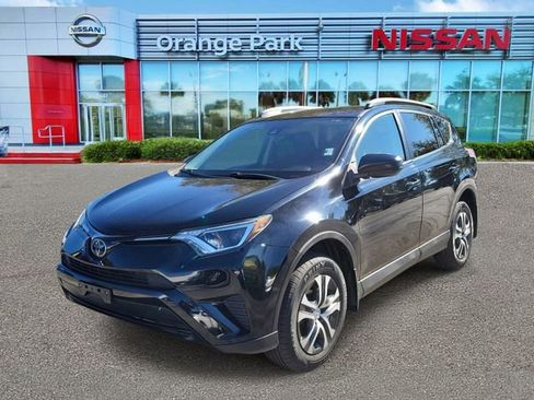 Used 2018 Toyota RAV4 LE image 4