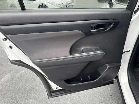 Used 2023 Toyota Highlander LE image 26