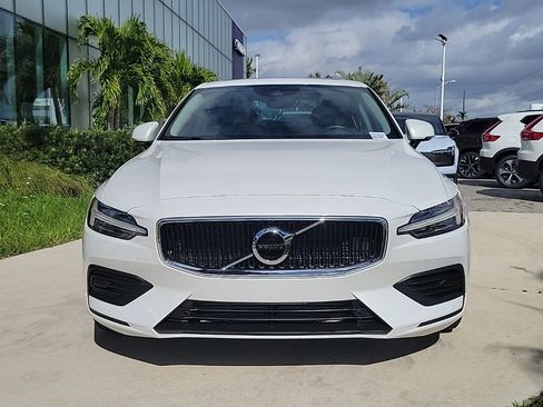 Used 2020 Volvo S60 T5 Momentum image 2