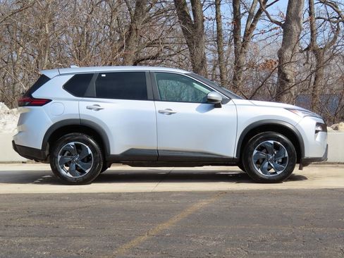 Used 2025 Nissan Rogue SV image 2