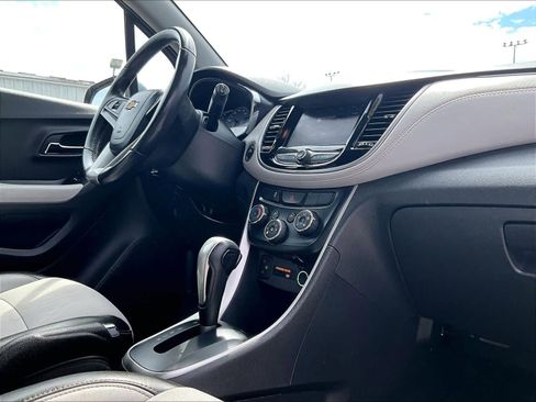 Used 2022 Chevrolet Trax LT w/ LT Convenience Package image 14