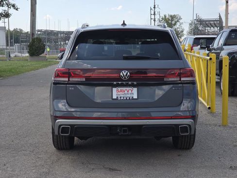Used 2024 Volkswagen Atlas Peak Edition SE AWD/4WD image 14
