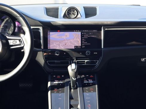 Certified 2024 Porsche Macan image 20