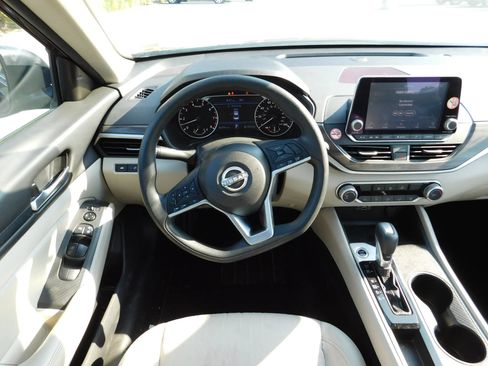 Used 2025 Nissan Altima 2.5 SV FWD image 10