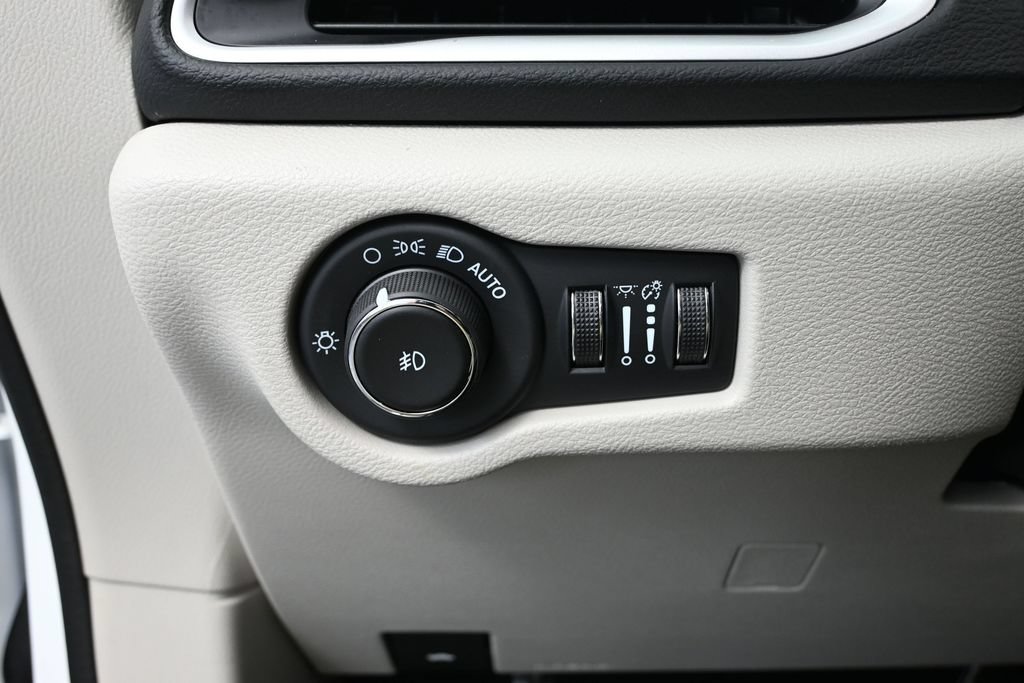 Used 2024 Chrysler Pacifica Touring-L FWD image 23
