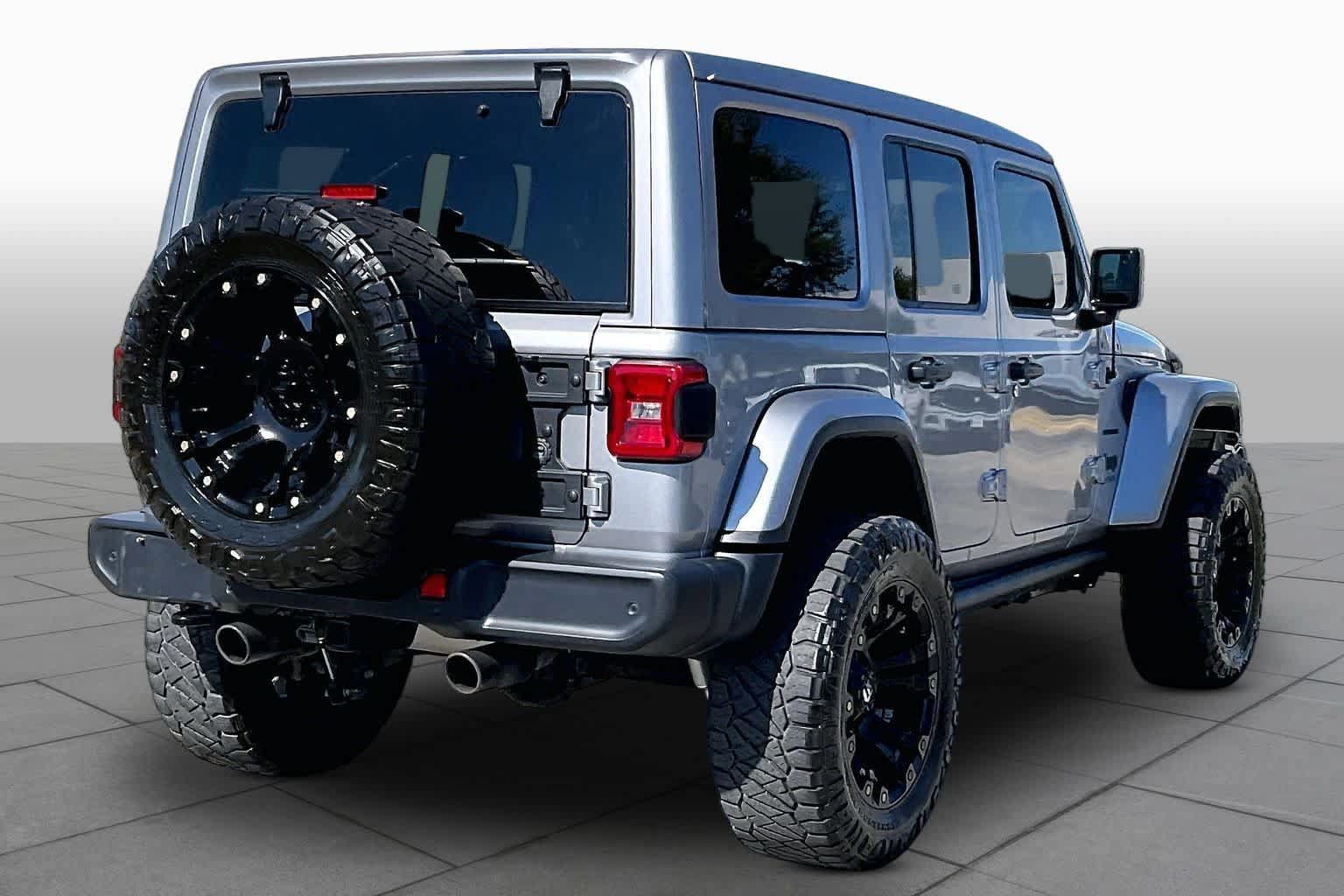 Used 2018 Jeep Wrangler Unlimited Sahara AWD/4WD image 13
