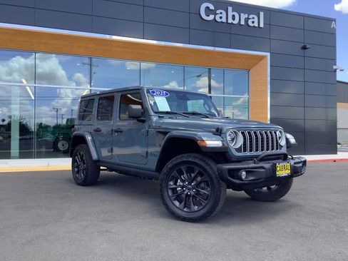 Used 2025 Jeep Wrangler Unlimited Sahara AWD/4WD image 2