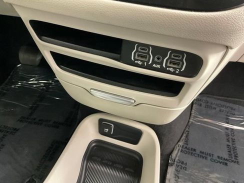 Used 2023 Chrysler Pacifica Touring-L FWD image 18