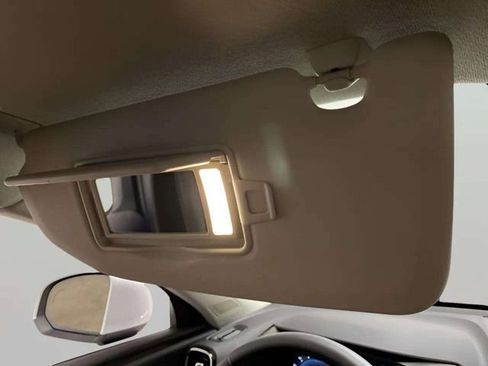 Used 2025 Volvo XC40 B5 Plus image 51