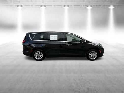 Used 2024 Chrysler Pacifica Touring-L FWD image 8