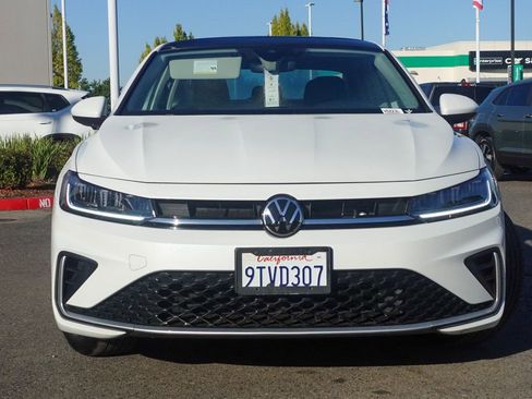 Certified 2025 Volkswagen Jetta SE w/ Sunroof Package image 3