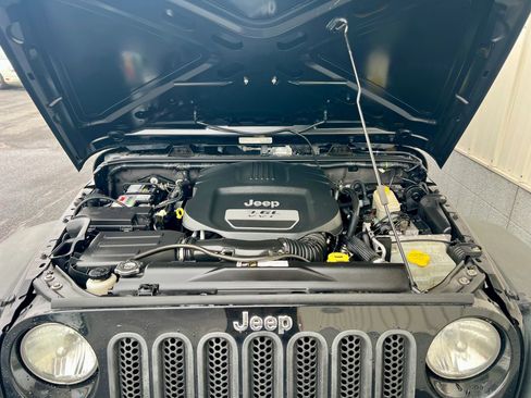 Used 2013 Jeep Wrangler Unlimited Sport w/ Connectivity Group image 9