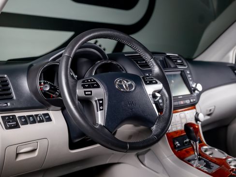 Used 2012 Toyota Highlander Limited w/ Tow Pkg FWD image 22