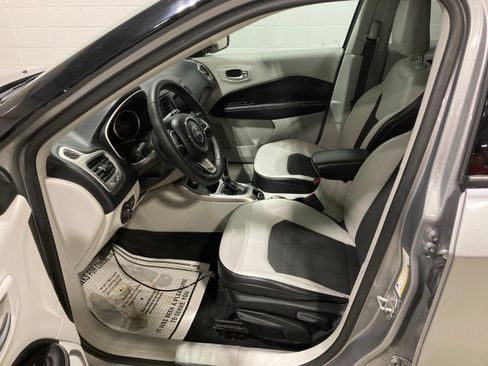 Used 2019 Jeep Compass Latitude AWD/4WD image 18