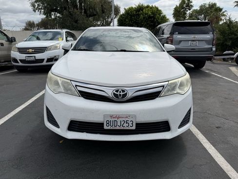 Used 2014 Toyota Camry LE image 2