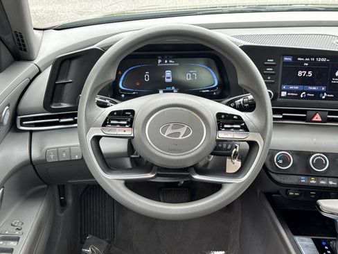 Used 2024 Hyundai Elantra SE FWD image 23