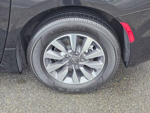 Used 2023 Chrysler Pacifica Touring-L FWD image 9