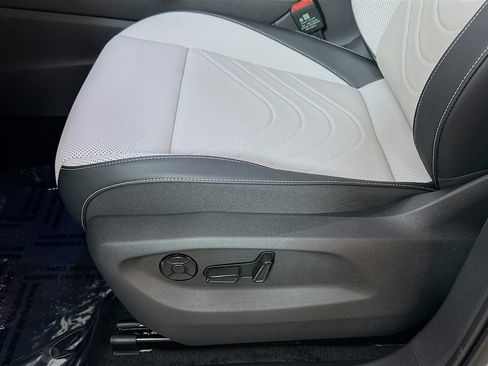 Used 2025 Volkswagen Tiguan SE image 18