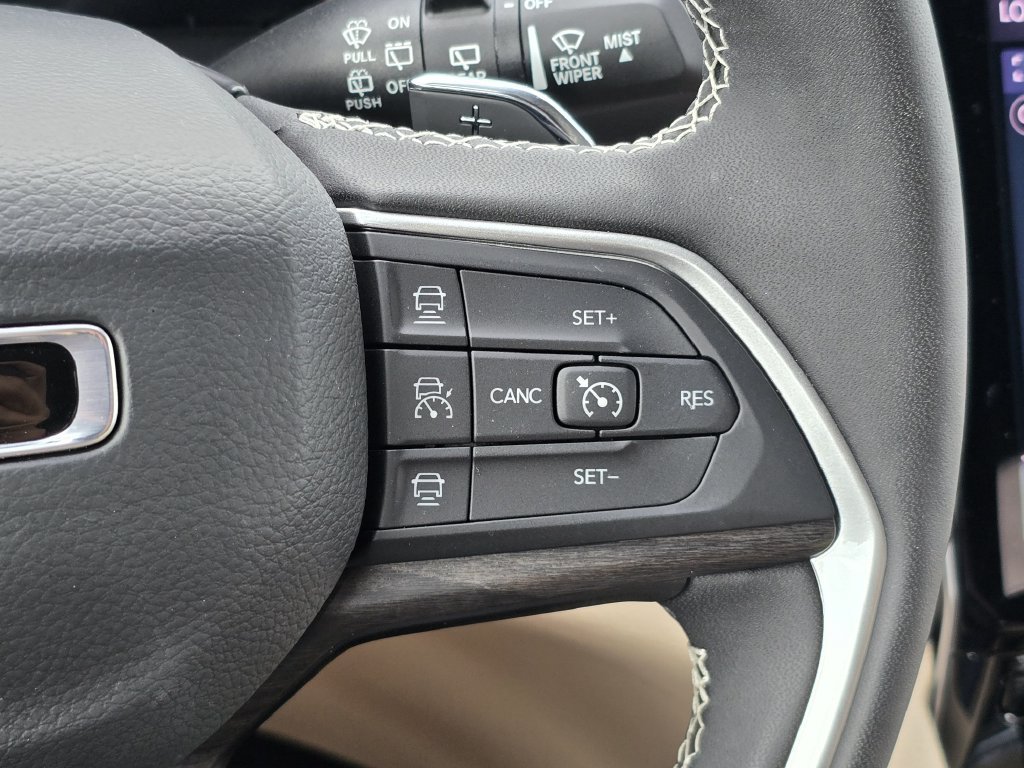 Used 2025 Jeep Grand Cherokee Limited RWD image 33